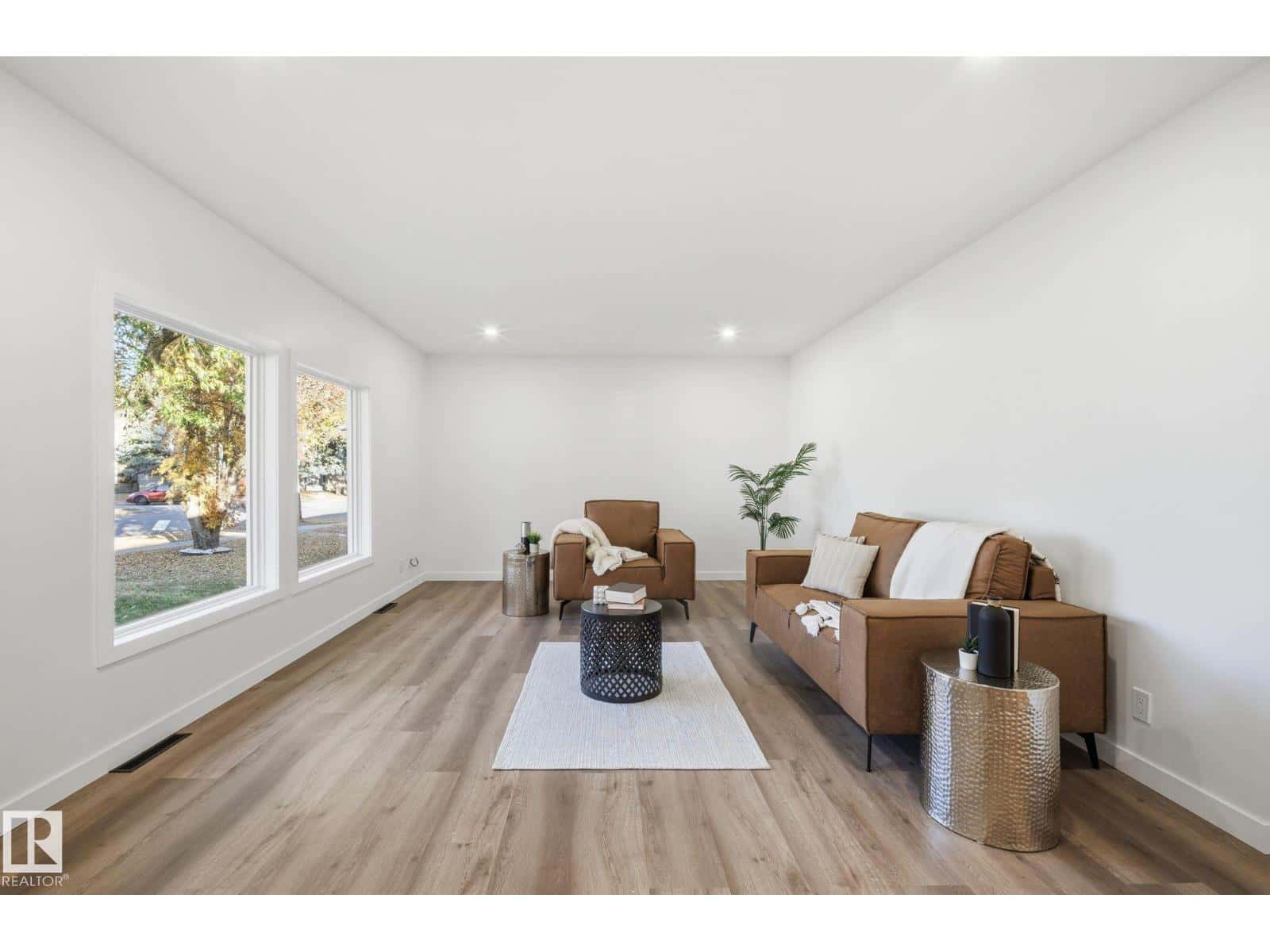 13507 124 AV NW — Edmonton, Alberta - Photo 4 of 50