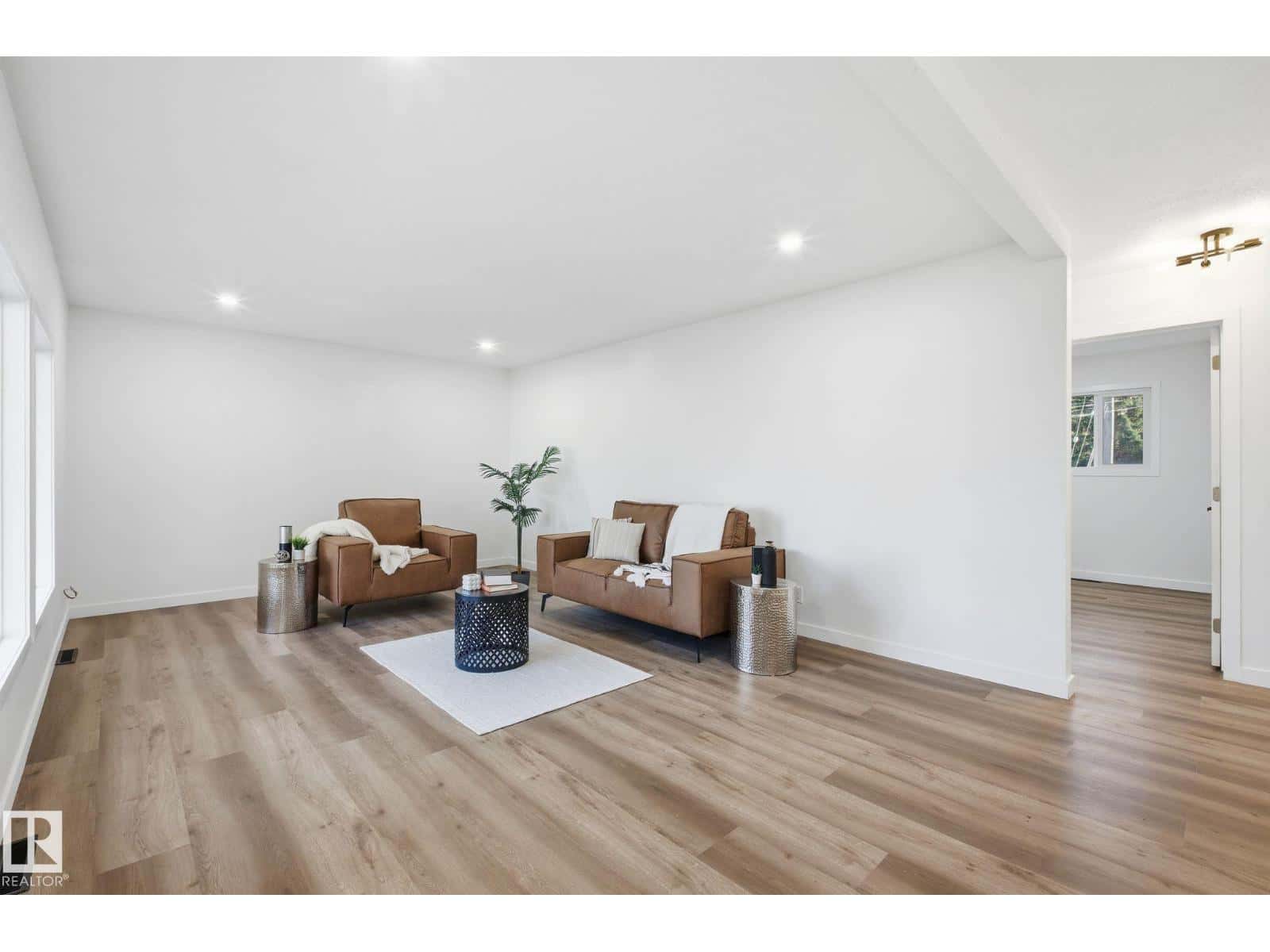 13507 124 AV NW — Edmonton, Alberta - Photo 5 of 50