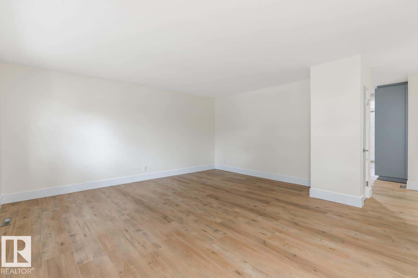 8316 68A ST NW — Edmonton, Alberta - Photo 5 of 52