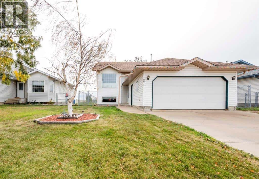 10015 93 Avenue — Wembley, Alberta - Photo 2 of 30