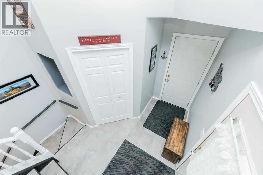 10015 93 Avenue — Wembley, Alberta - Photo 3 of 30