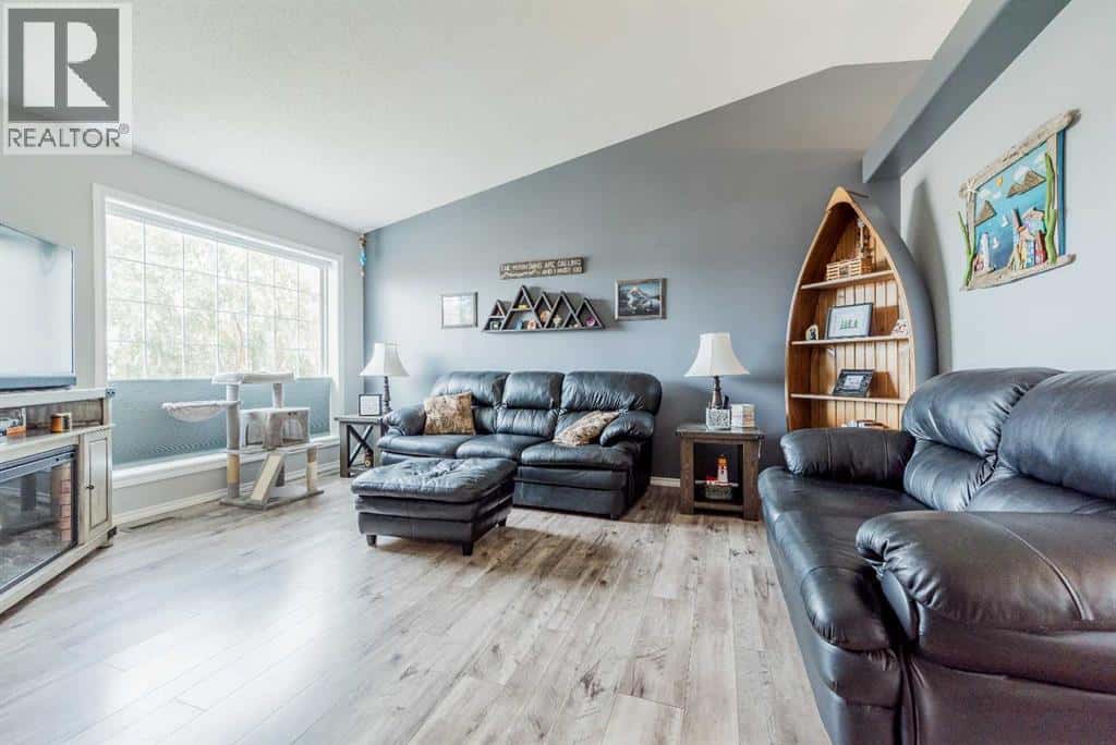 10015 93 Avenue — Wembley, Alberta - Photo 4 of 30