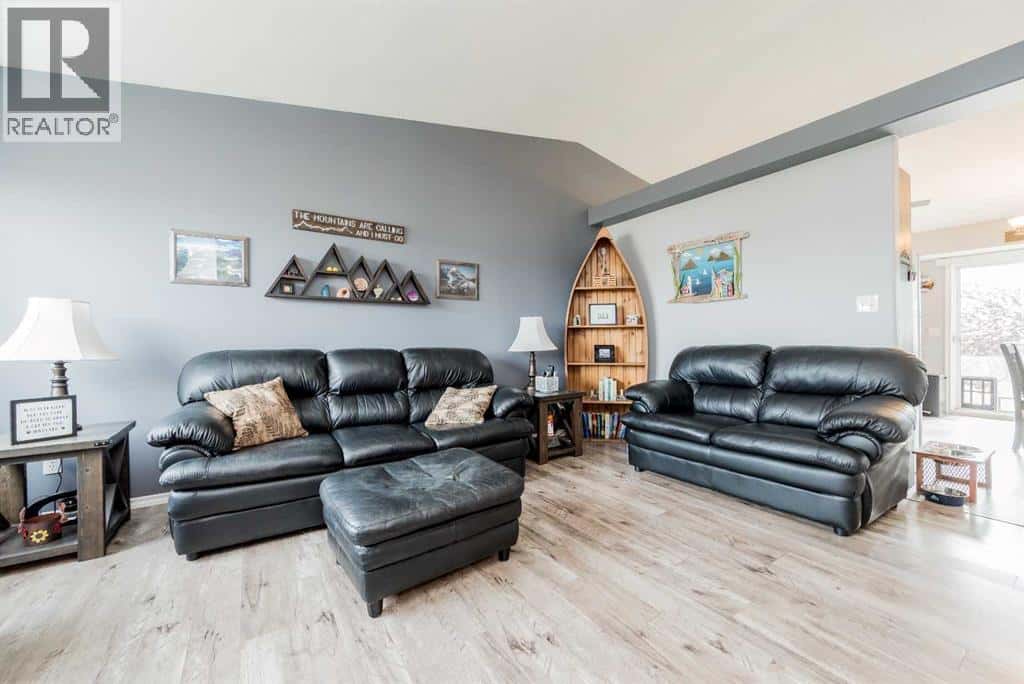 10015 93 Avenue — Wembley, Alberta - Photo 5 of 30