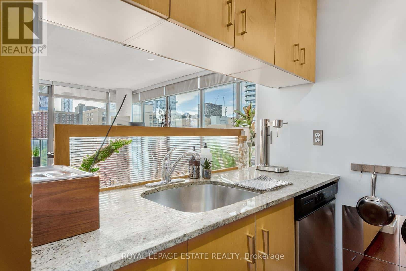 1003 - 281 MUTUAL STREET — Toronto (Church-Yonge Corridor), Ontario - Photo 4 of 37