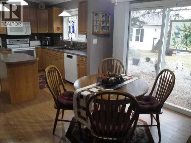 3205 31st Street S — Lethbridge, Alberta - Photo 5 of 18