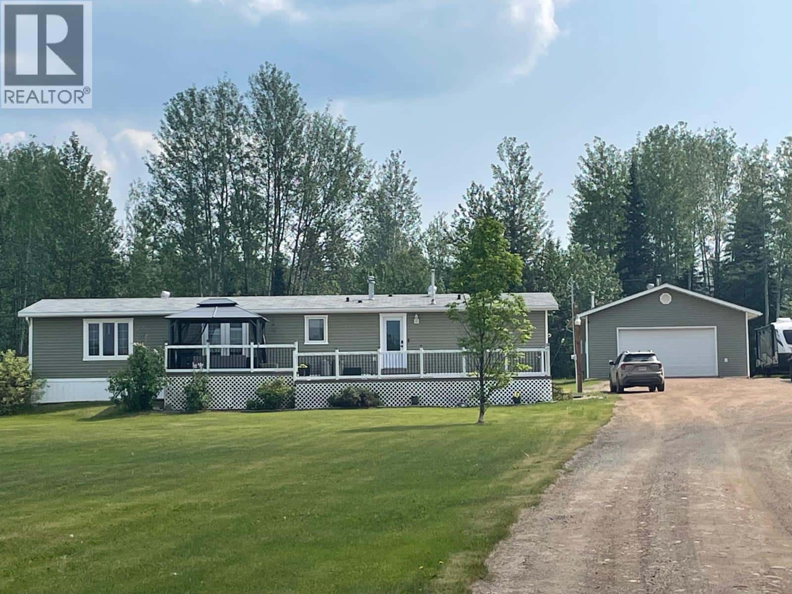 51 PEBBLE DRIVE — Fort Nelson, British Columbia - Photo 3 of 33