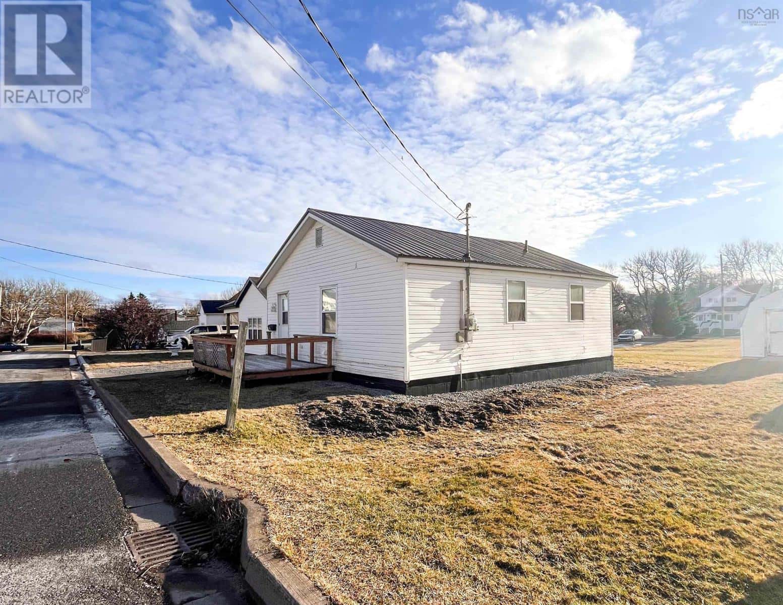 3538 Bay Avenue — New Waterford, Nova Scotia - Photo 2 of 19