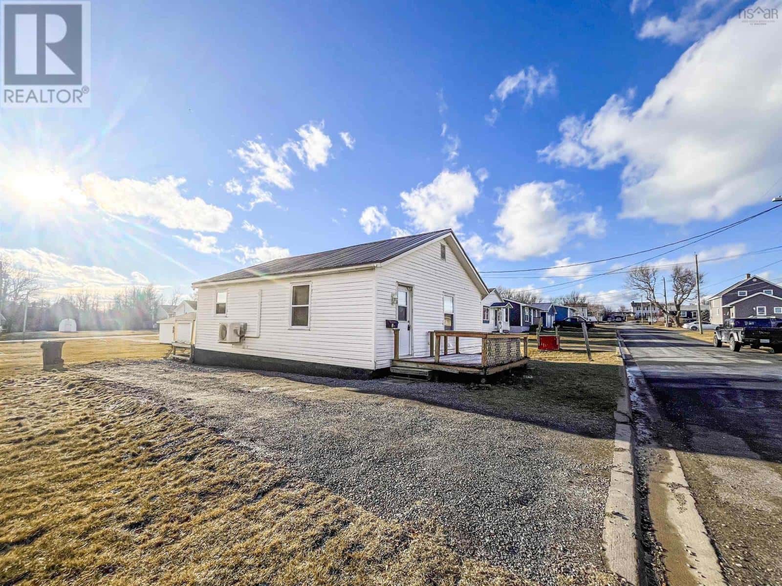 3538 Bay Avenue — New Waterford, Nova Scotia - Photo 3 of 19