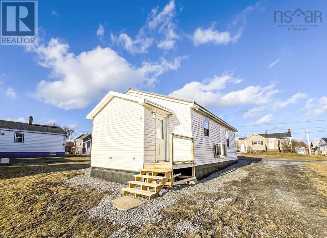 3538 Bay Avenue — New Waterford, Nova Scotia - Photo 5 of 19