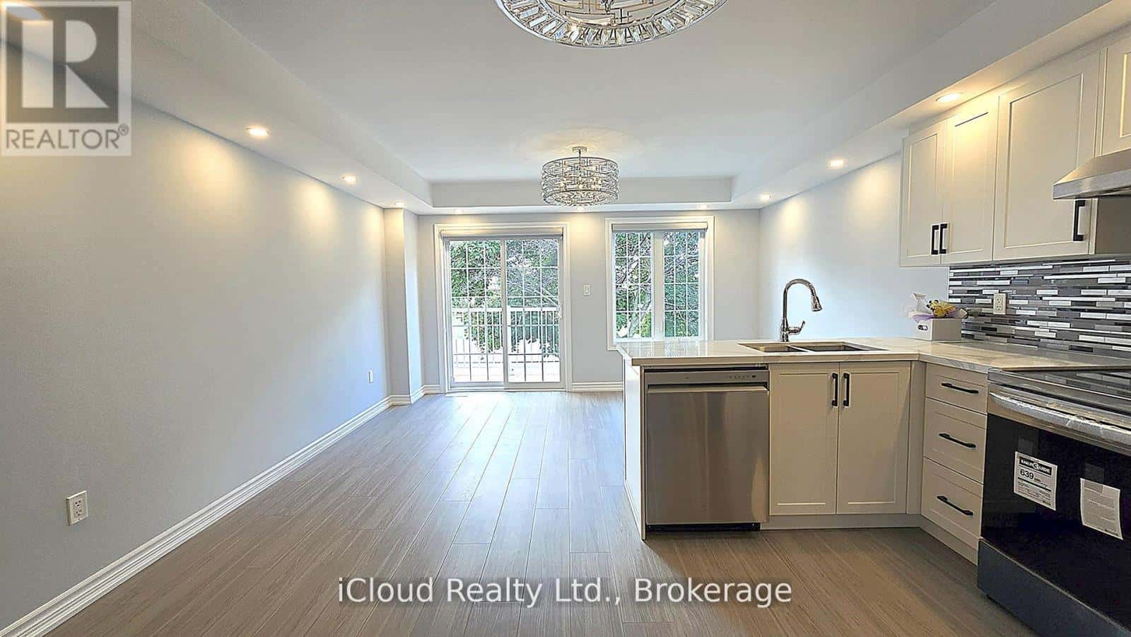 43 MANTELLO DRIVE — Toronto (York University Heights), Ontario - Photo 4 of 17