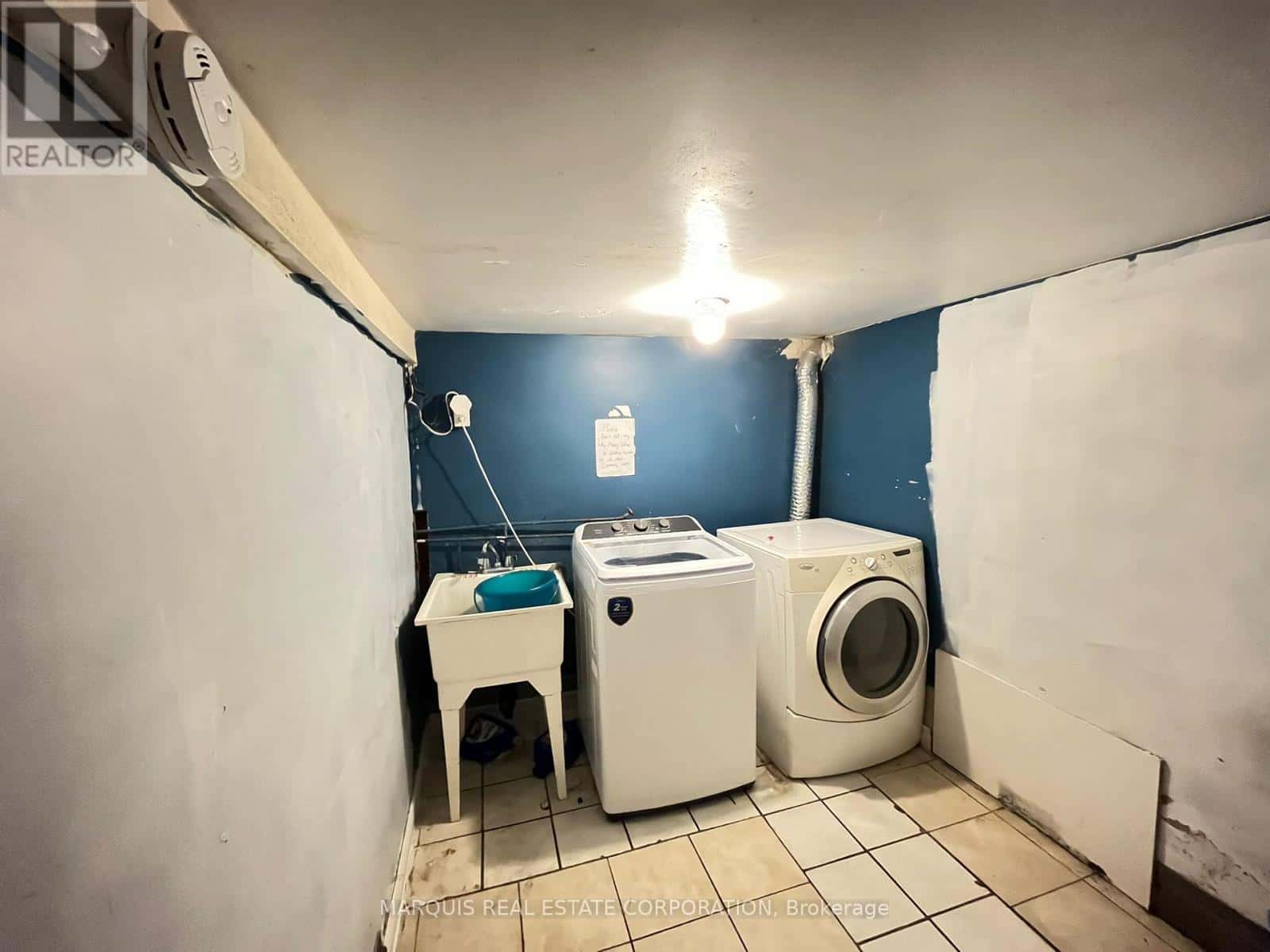 14 CARDELL AVENUE — Toronto (Humberlea-Pelmo Park), Ontario - Photo 2 of 23