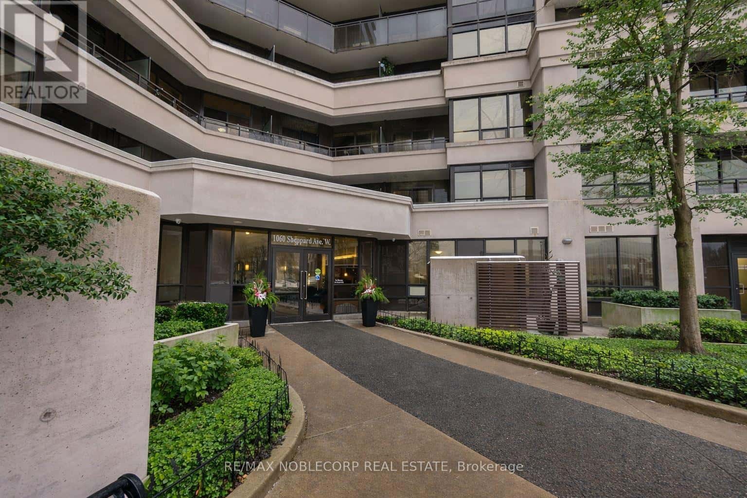 917 - 1060 SHEPPARD AVENUE W — Toronto (York University Heights), Ontario - Photo 5 of 29