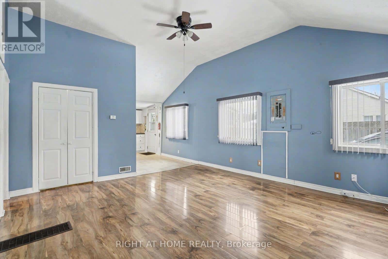 3852 BRUNSWICK AVENUE — Fort Erie (Crystal Beach), Ontario - Photo 5 of 33