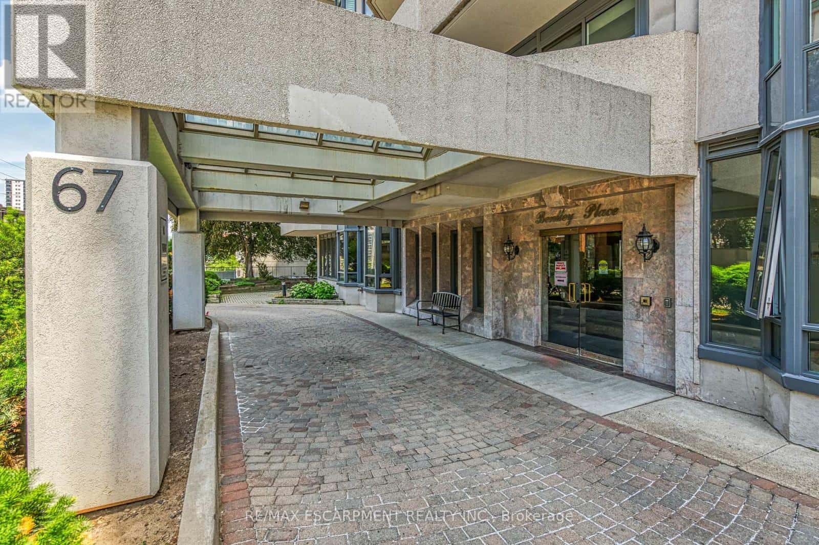 203 - 67 CAROLINE STREET S — Hamilton (Durand), Ontario - Photo 2 of 40