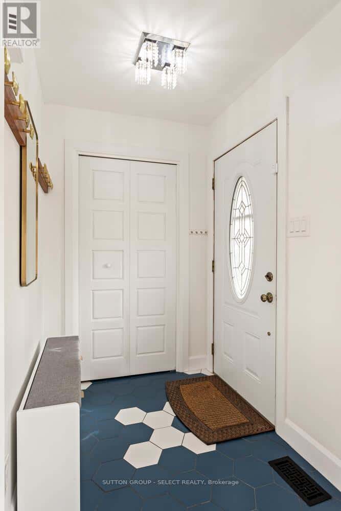 20 LOCHERN ROAD — London South (South T), Ontario - Photo 4 of 44