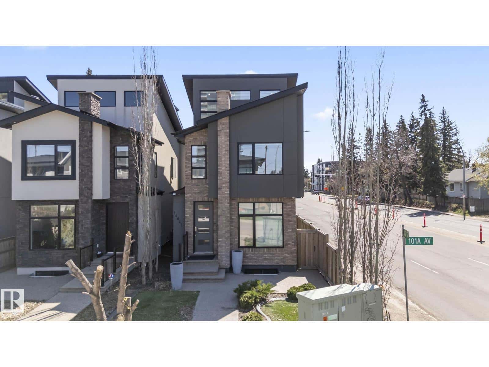 14041 101a AV NW — Edmonton, Alberta - Photo 2 of 72