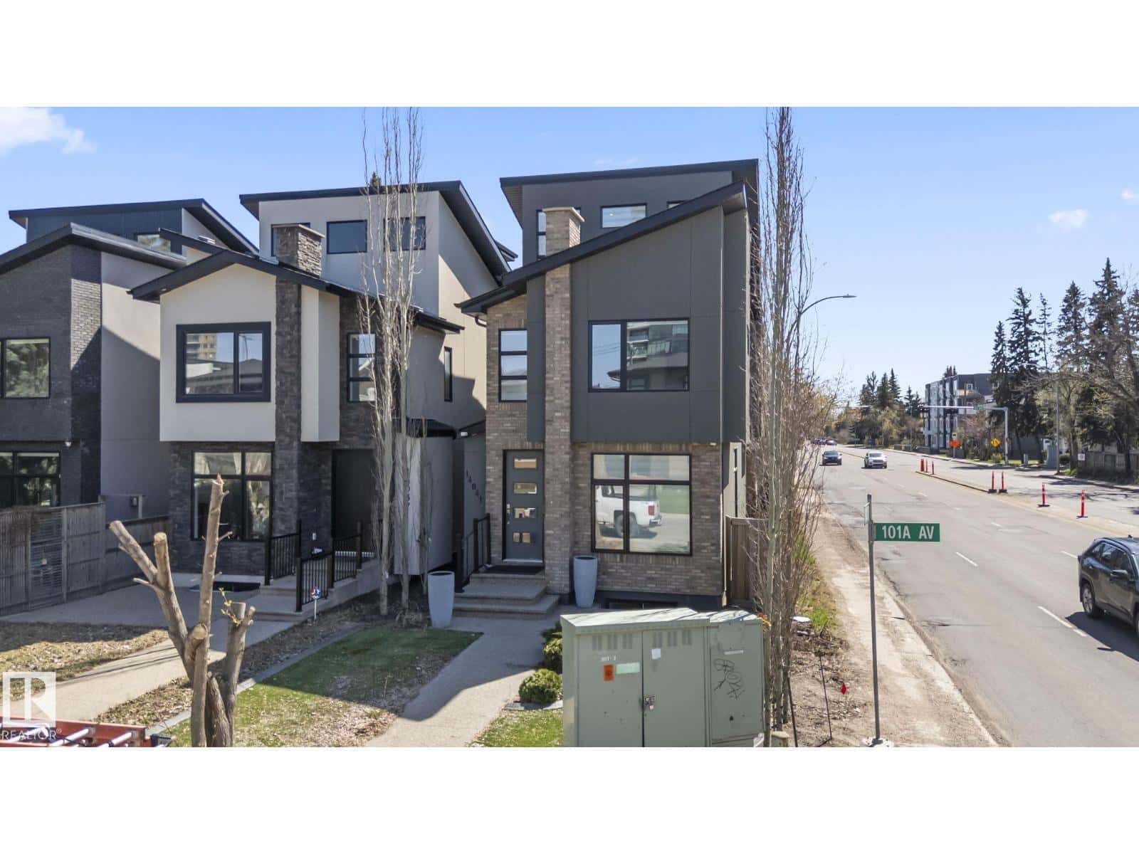 14041 101a AV NW — Edmonton, Alberta - Photo 4 of 72