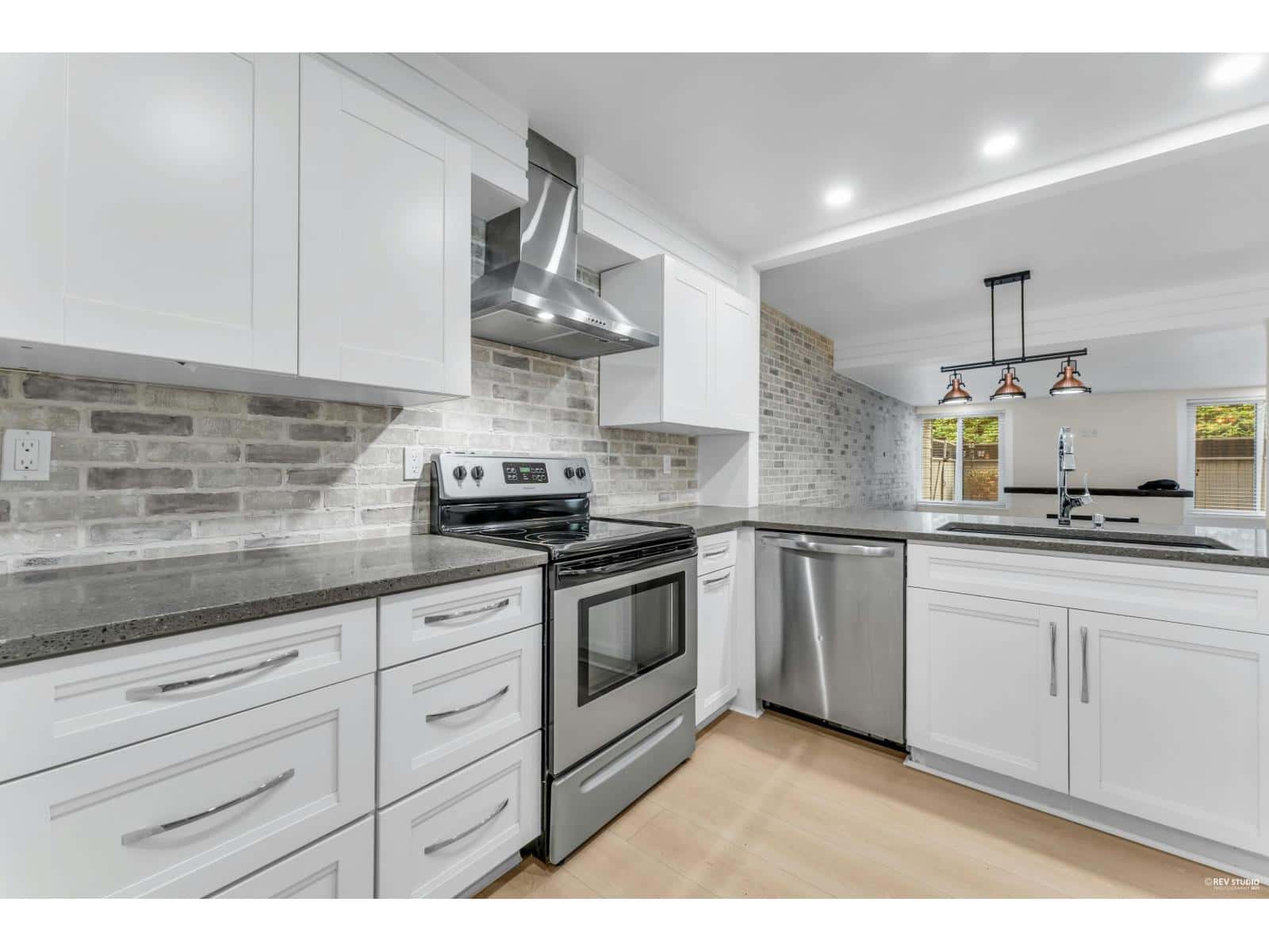 110 15282 19 AVENUE — Surrey, British Columbia - Photo 5 of 32