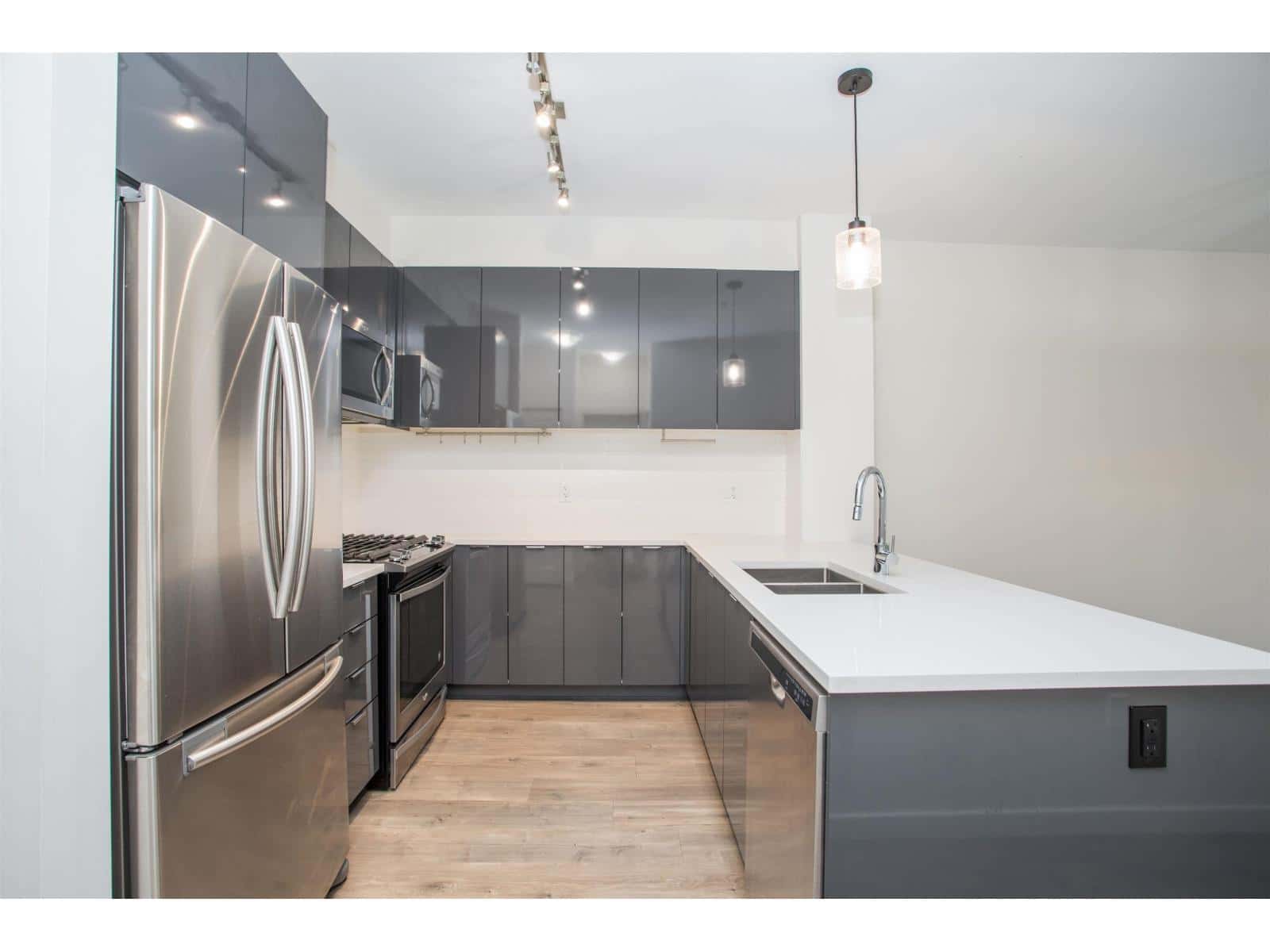 106 15137 33 AVENUE — Surrey, British Columbia - Photo 2 of 23