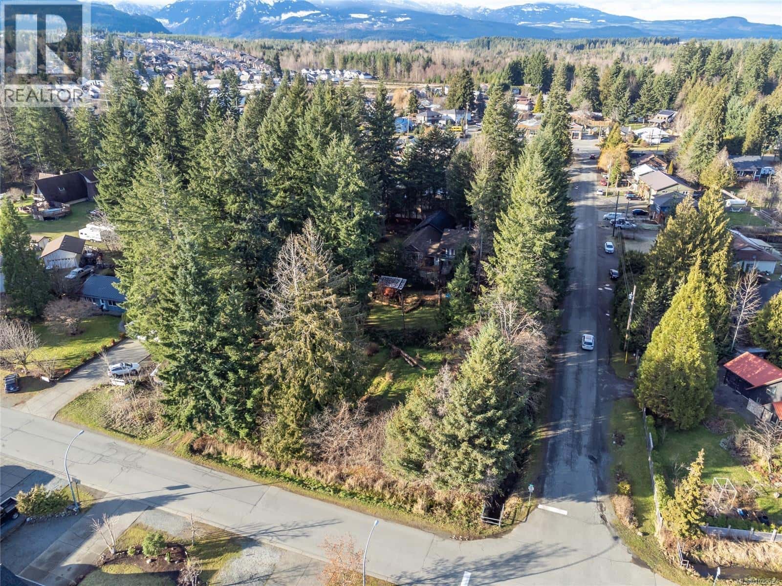 3352 Mill St — Cumberland, British Columbia - Photo 3 of 15