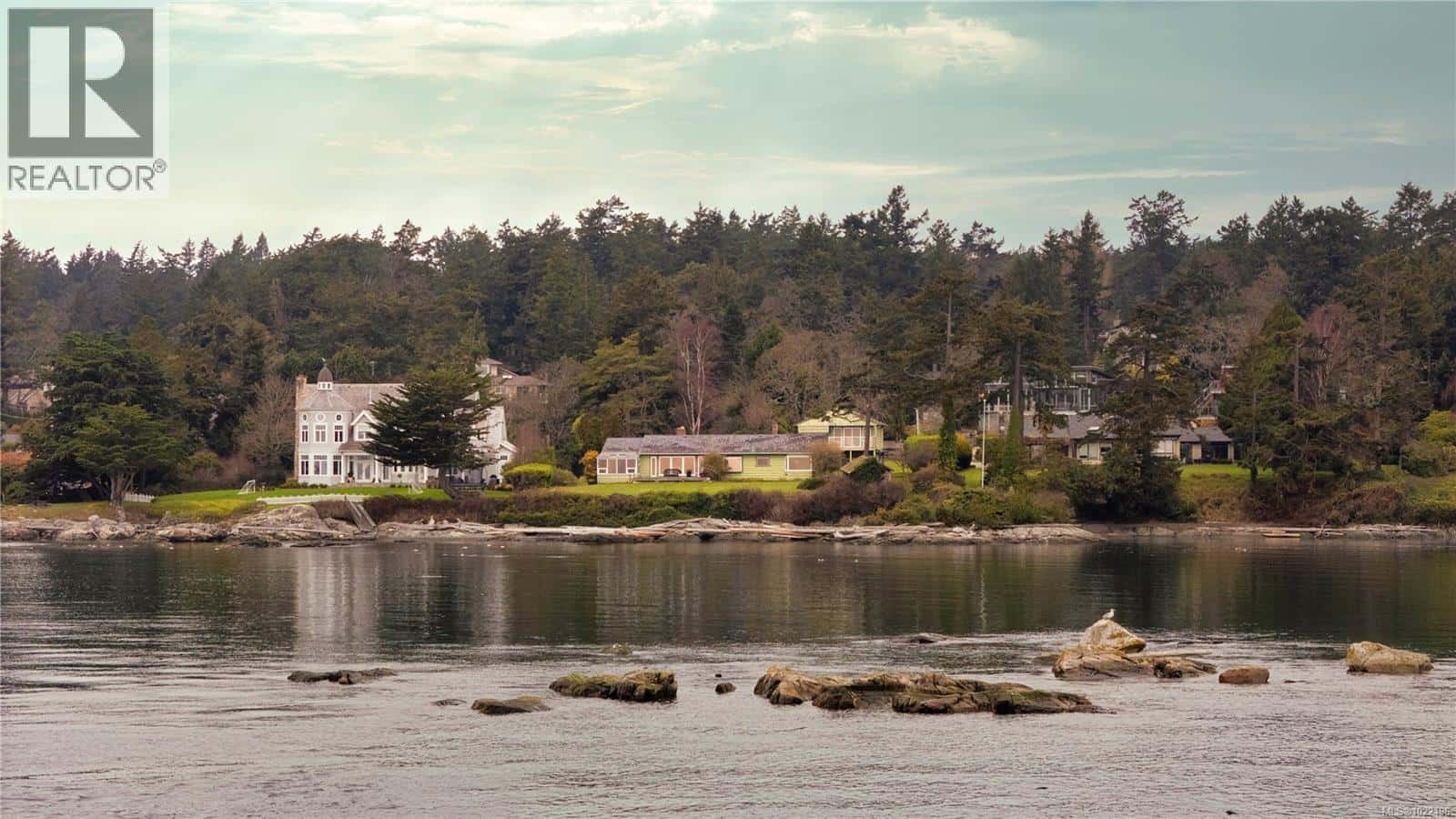 3901 Tudor Ave — Saanich, British Columbia - Photo 4 of 21