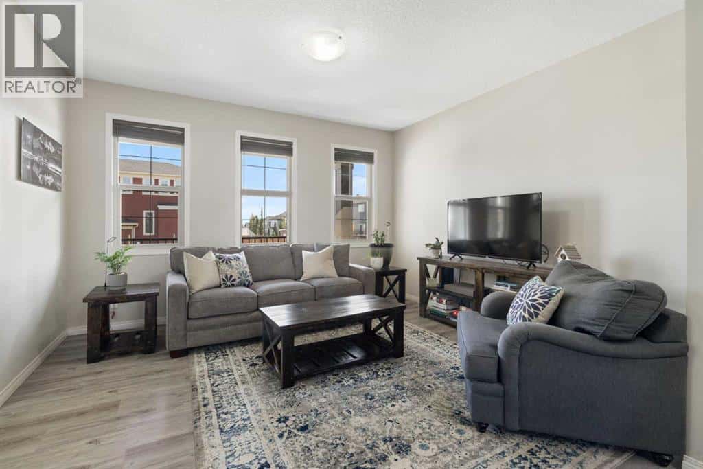 211 Evanscrest Way NW — Calgary, Alberta - Photo 3 of 34