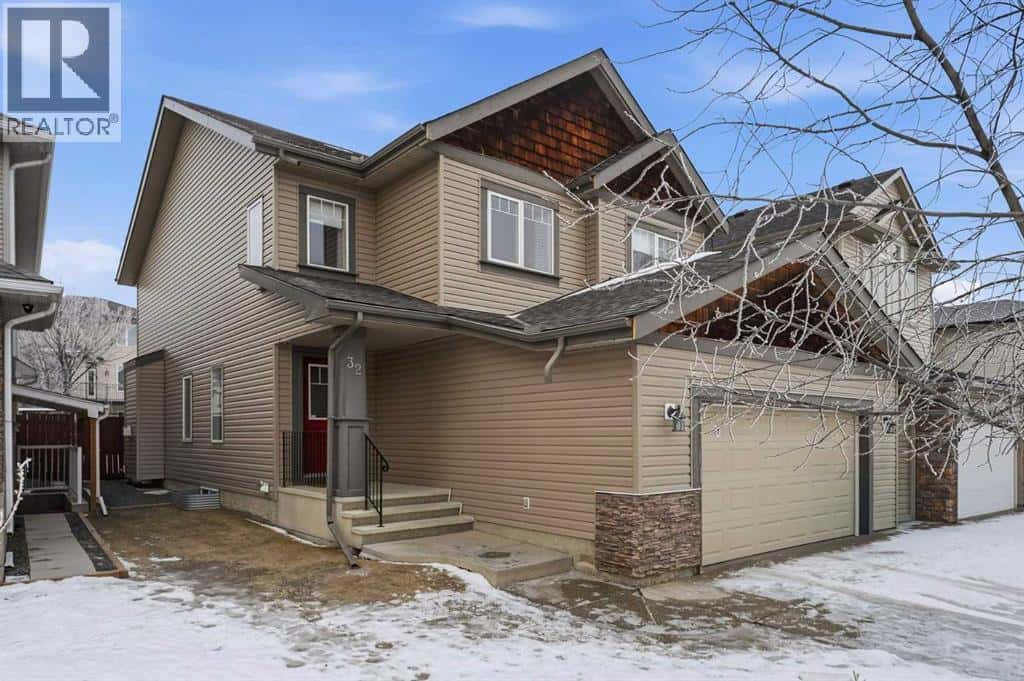32 Evanscove Heights NW — Calgary, Alberta - Photo 2 of 47