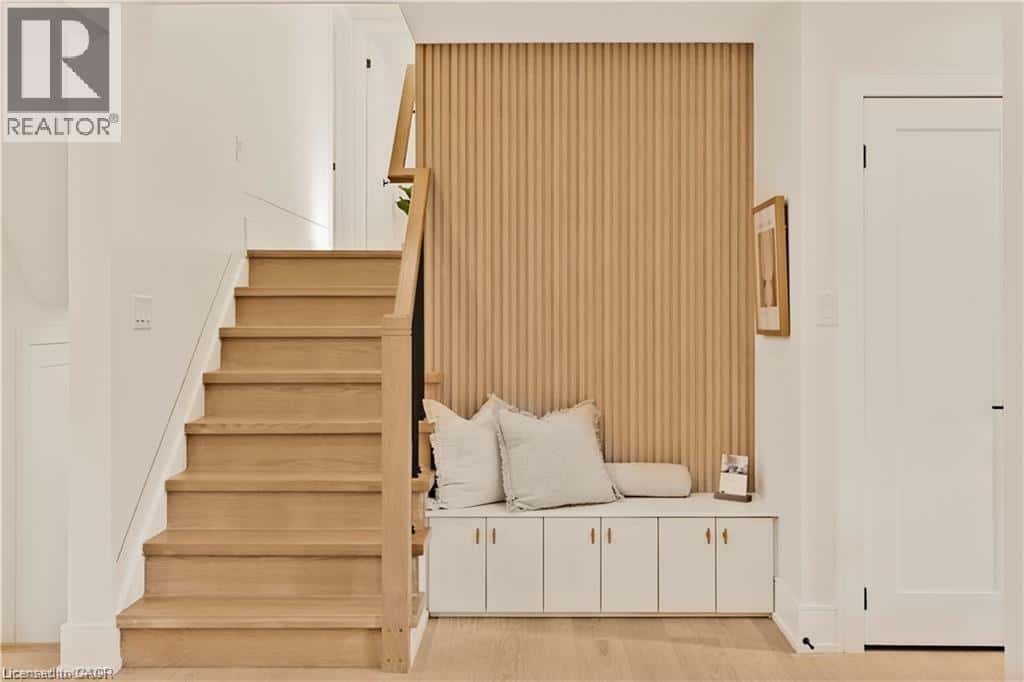 257 STRATHCONA Drive — Burlington, Ontario - Photo 4 of 47