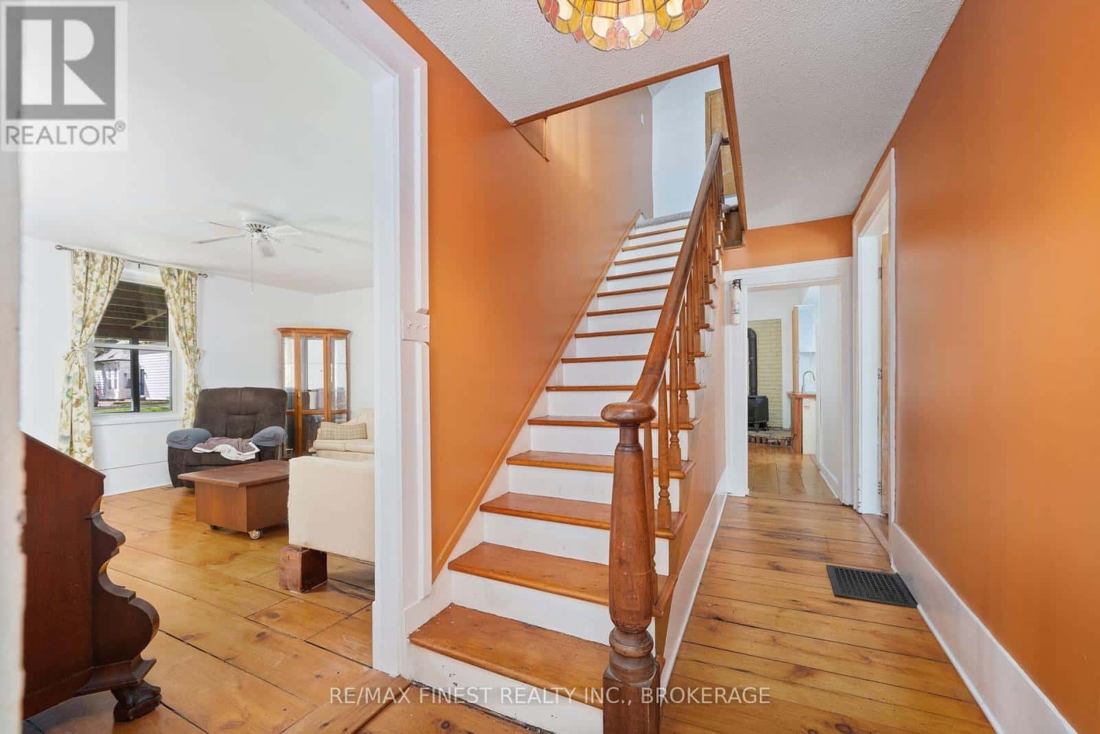 8 CATHERINE STREET — Prince Edward County (Picton Ward), Ontario - Photo 3 of 32