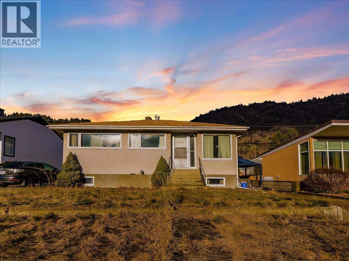 3323 DAHLIA Crescent — Trail, British Columbia - Photo 2 of 38