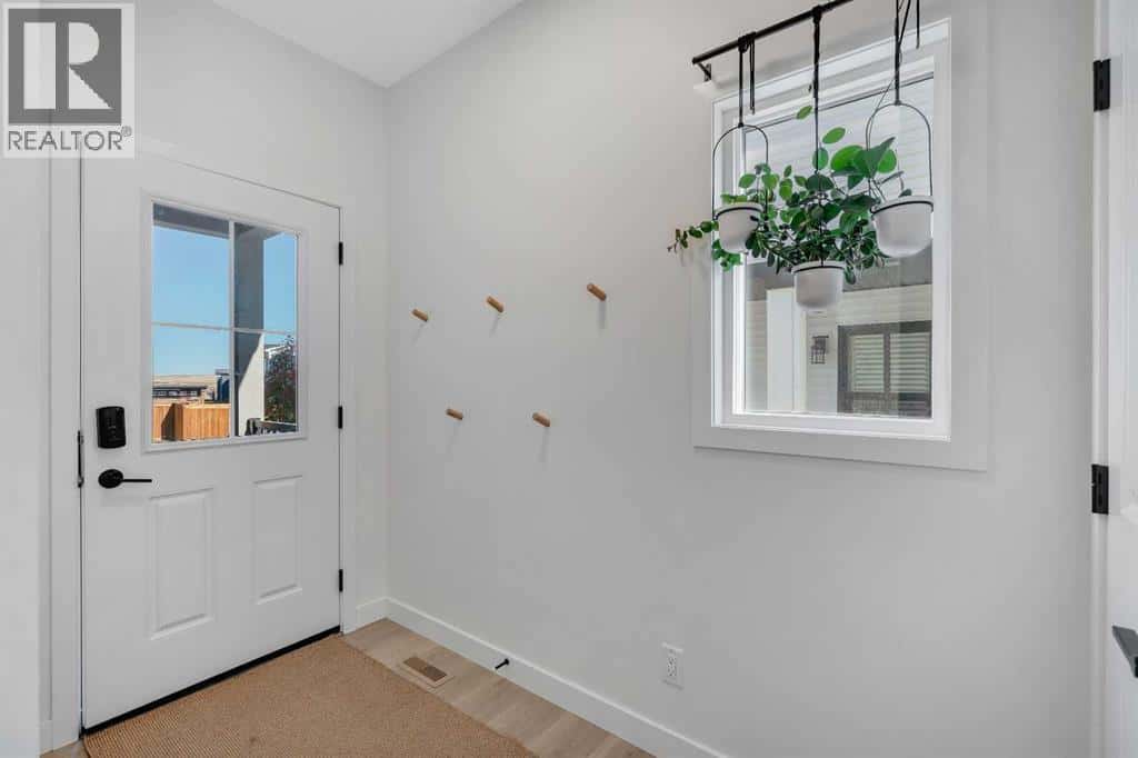 20 Edith Crescent NW — Calgary, Alberta - Photo 4 of 43