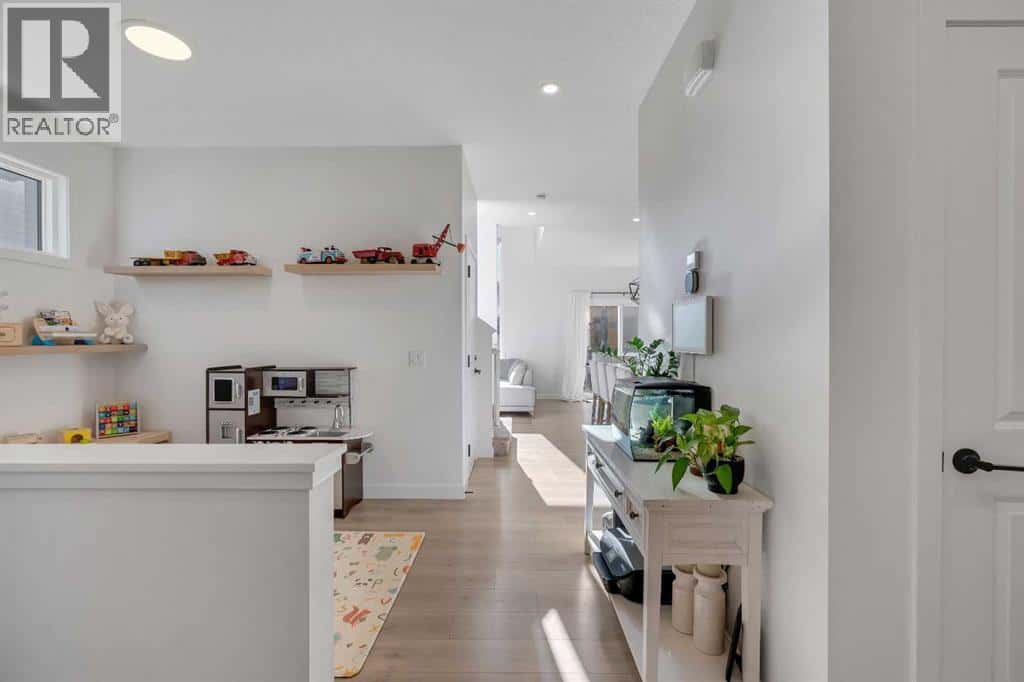 20 Edith Crescent NW — Calgary, Alberta - Photo 5 of 43