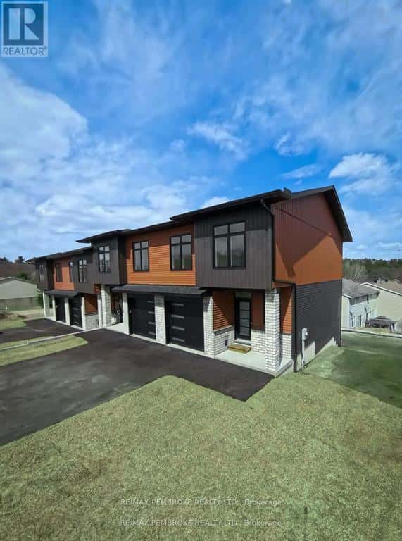 11 NORTHBROOK STREET — Petawawa, Ontario - Photo 2 of 37