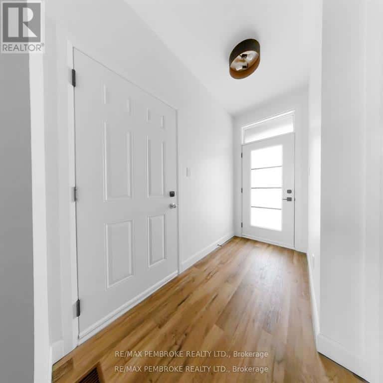 11 NORTHBROOK STREET — Petawawa, Ontario - Photo 4 of 37