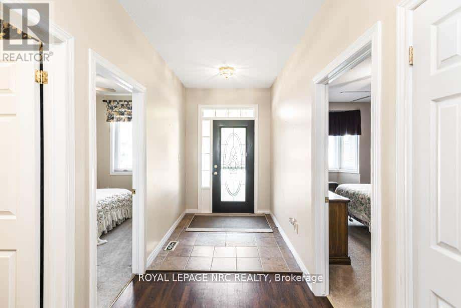 105 NORTHERNBREEZE STREET — Hamilton (Twenty Place), Ontario - Photo 4 of 44