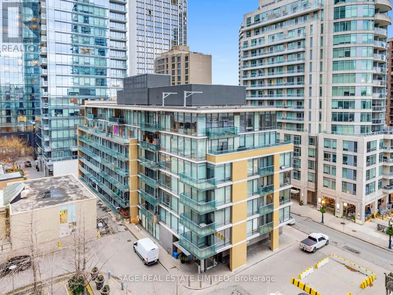 608 - 21 SCOLLARD STREET — Toronto (Annex), Ontario - Photo 2 of 40