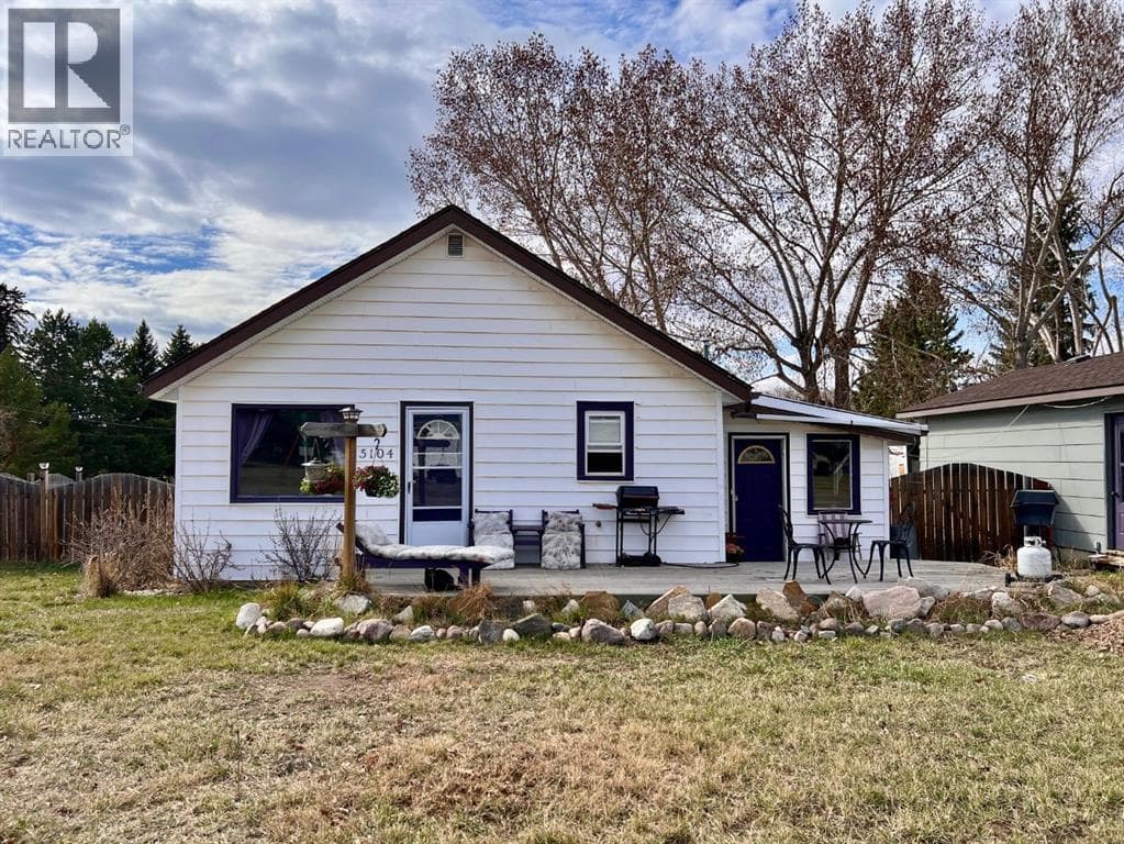5104 51 Street — Edgerton, Alberta - Main photo
