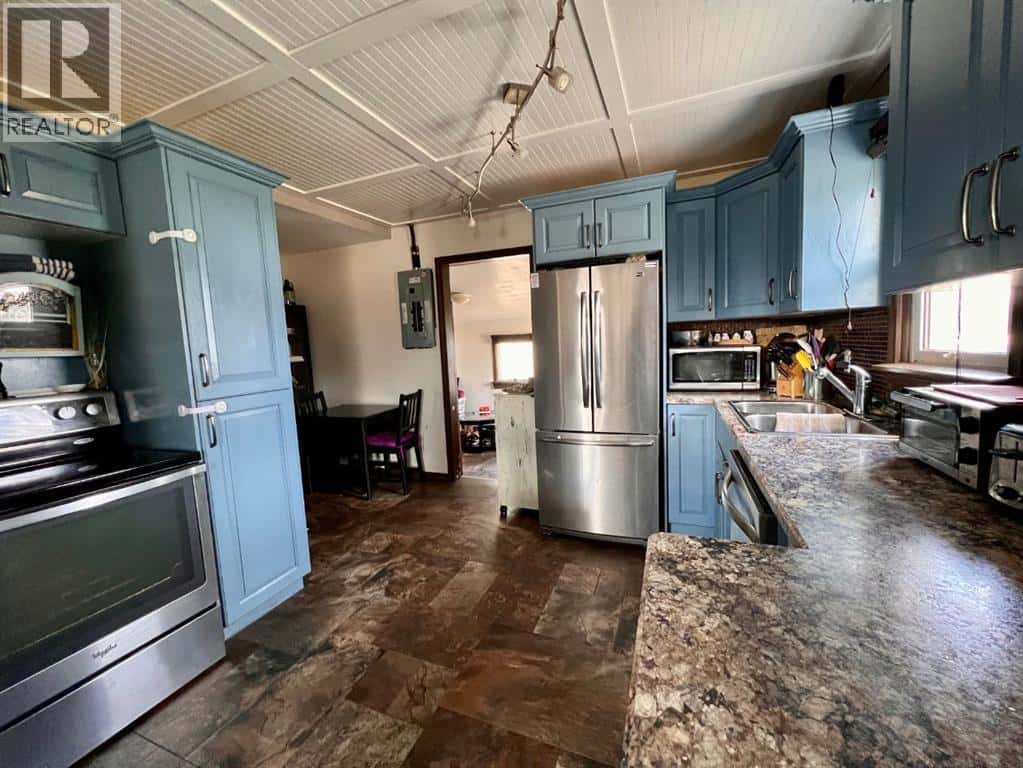 5104 51 Street — Edgerton, Alberta - Photo 4 of 28