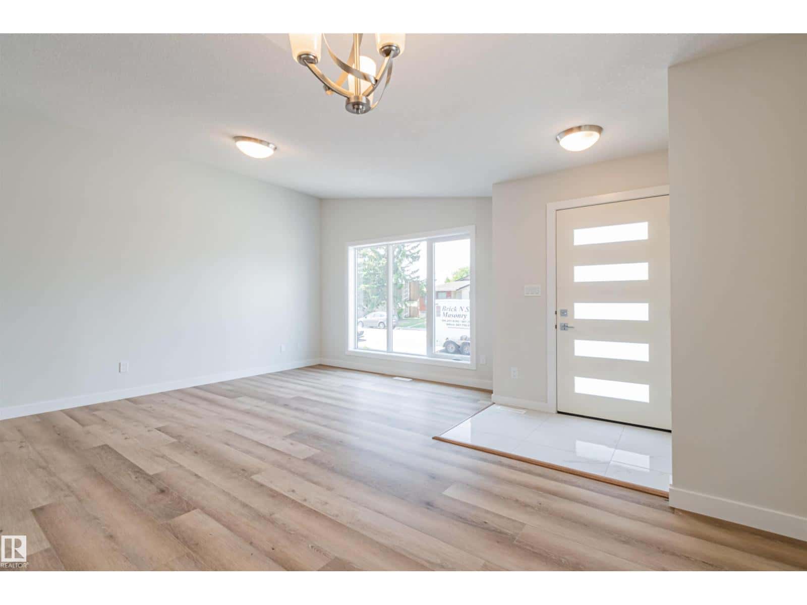 12044 79 ST NW — Edmonton, Alberta - Photo 5 of 47