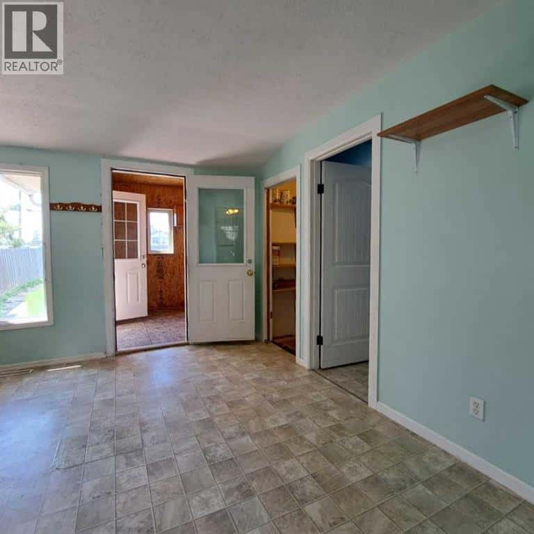 5308 49 Avenue — Lloydminster, Saskatchewan - Photo 5 of 17