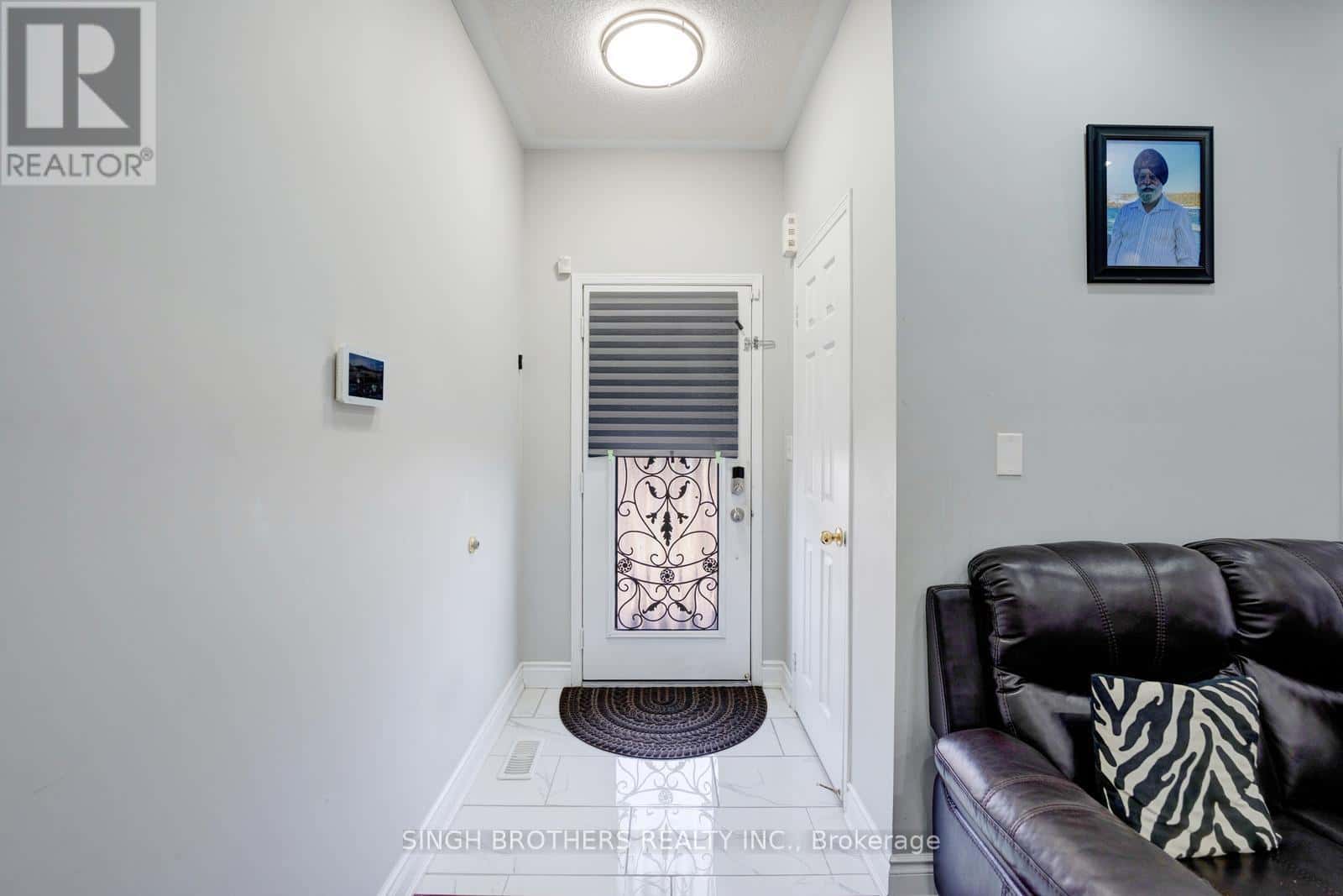 28 JORDENSEN DRIVE — Brampton (Credit Valley), Ontario - Photo 5 of 46