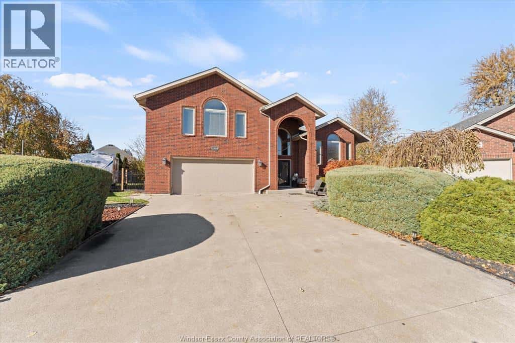 1410 McMahon Crescent — Lakeshore, Ontario - Photo 2 of 50