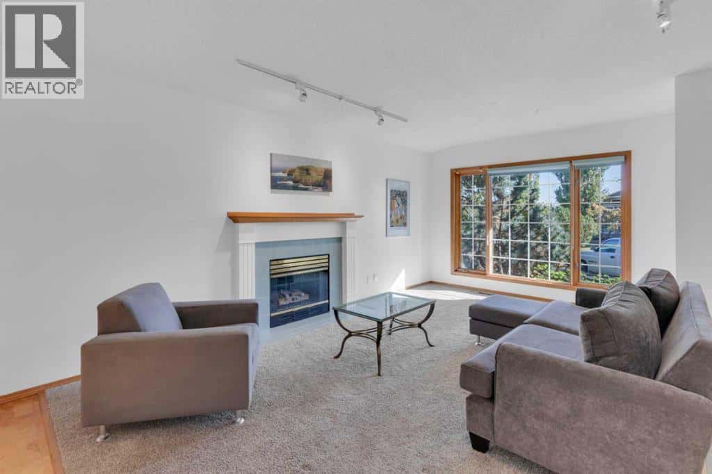 4 Christie Gardens SW — Calgary, Alberta - Photo 2 of 40