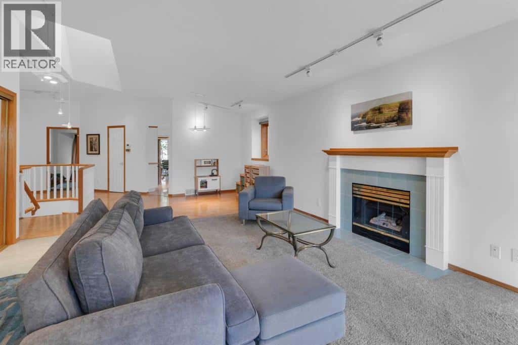 4 Christie Gardens SW — Calgary, Alberta - Photo 5 of 40