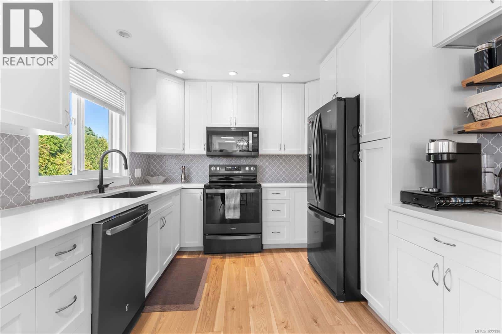 604 Galerno Rd — Campbell River, British Columbia - Photo 5 of 64