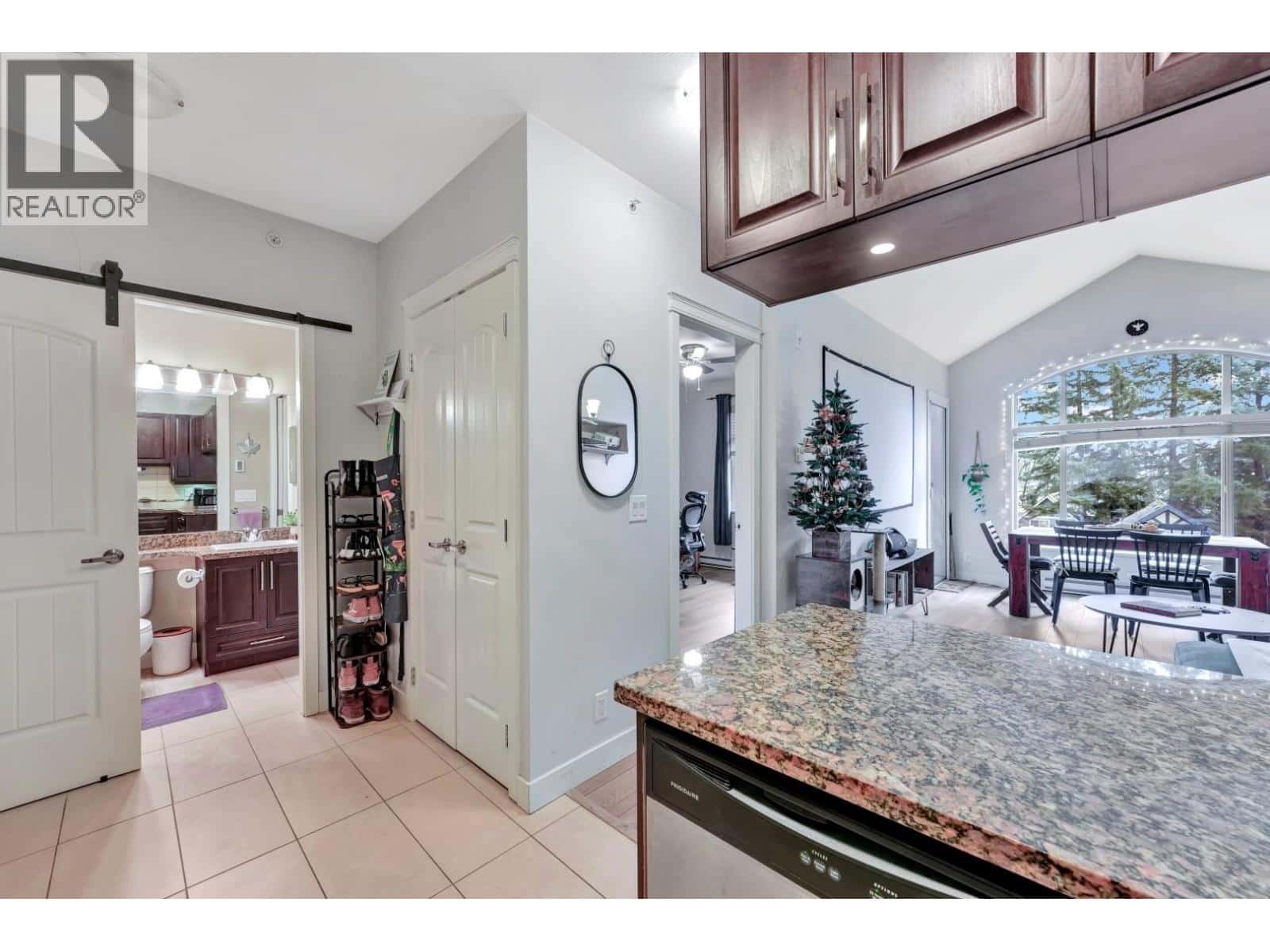 411 12525 190A STREET — Pitt Meadows, British Columbia - Photo 3 of 21