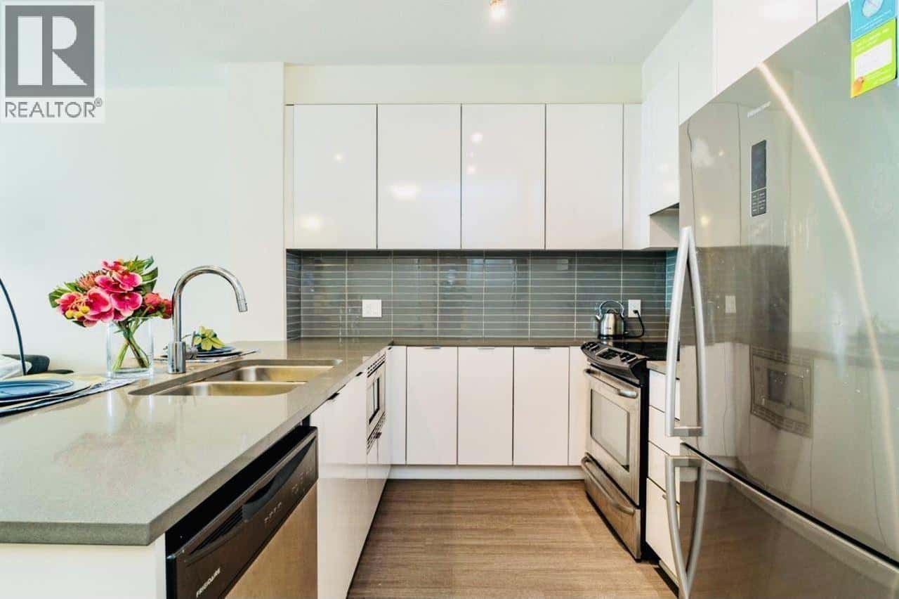 401 9877 UNIVERSITY CRESCENT — Burnaby, British Columbia - Photo 3 of 7