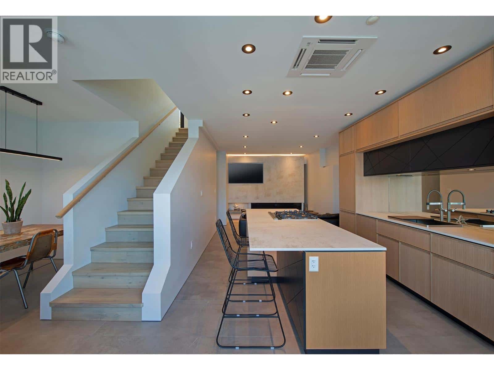 4043 Lakeside Road — Penticton, British Columbia - Photo 4 of 20