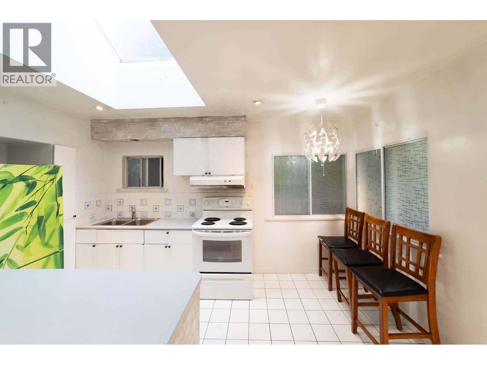 8236 HAIG STREET — Vancouver, British Columbia - Photo 3 of 9