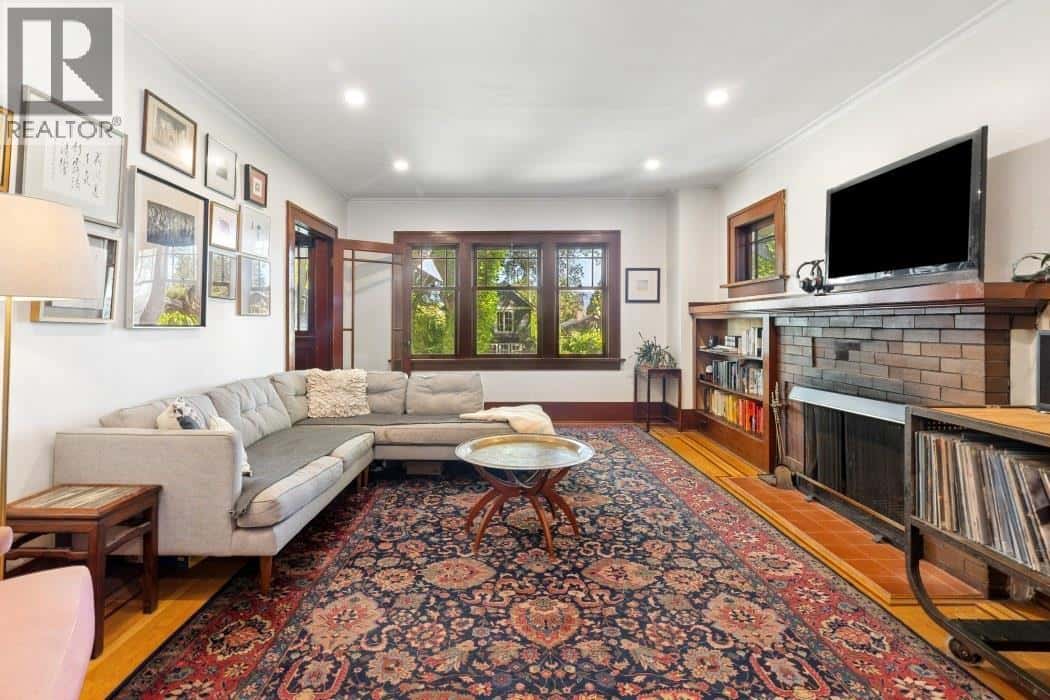 4188 W 13TH AVENUE — Vancouver, British Columbia - Photo 2 of 23